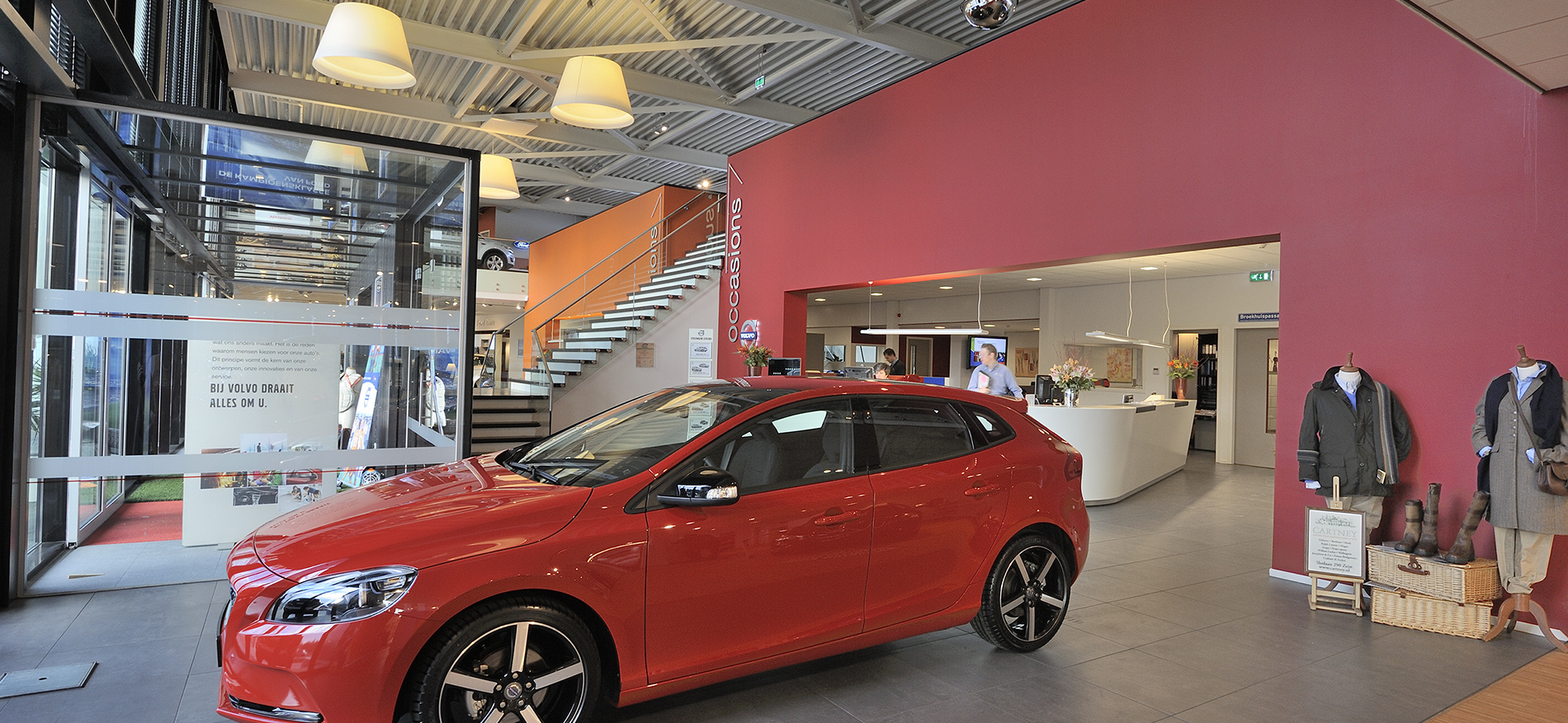 Volvo Broekhuis – Design auto showroom - 