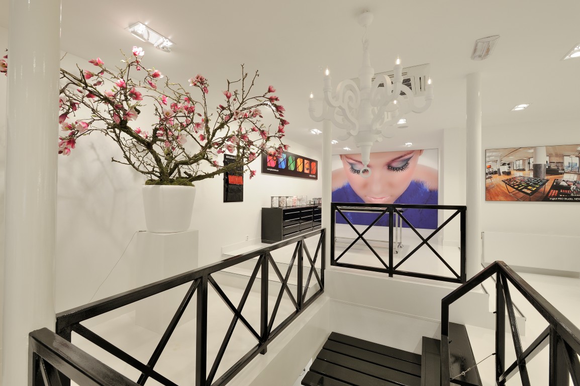 Interieur schoonheidssalon Inglot