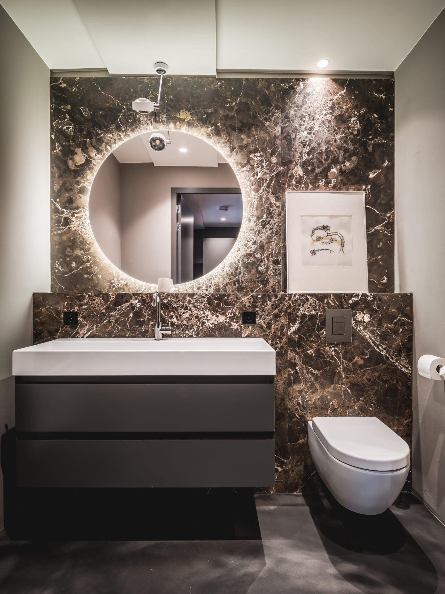Marble bathroom interior design by Emyko