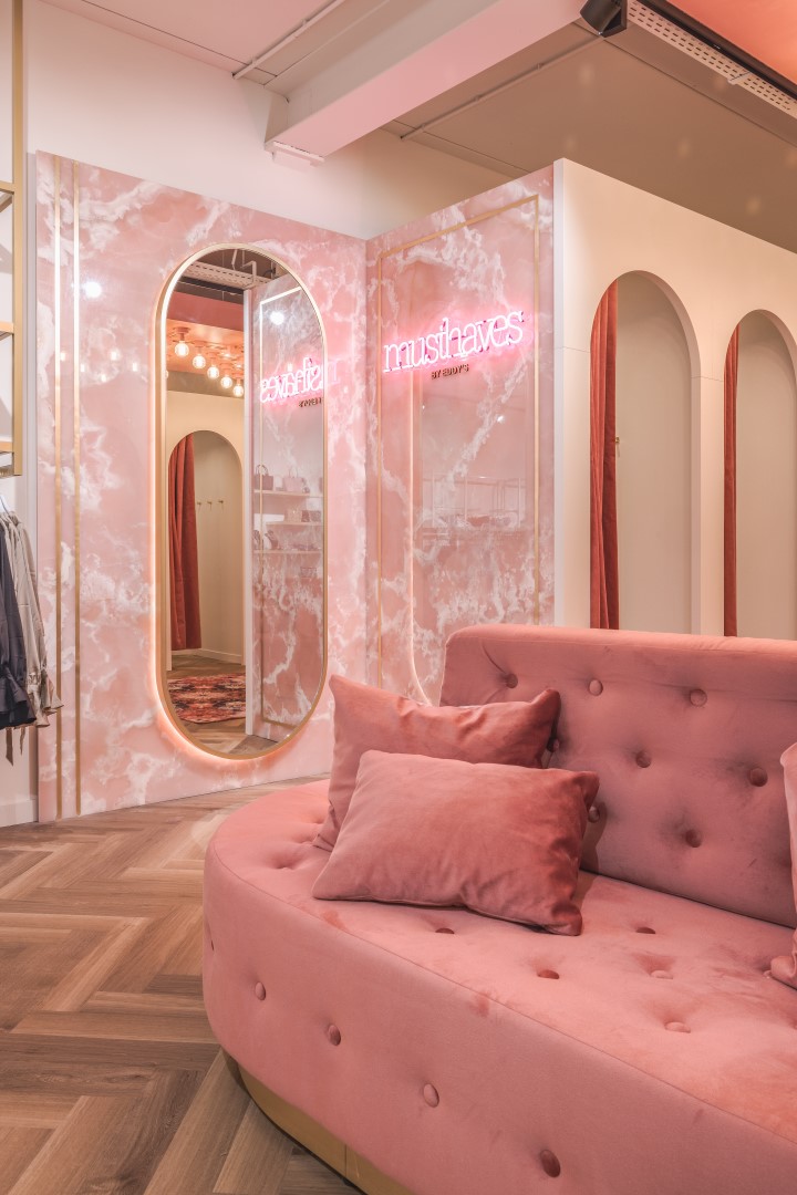 Design interior fitting rooms by WSB Shopfitting