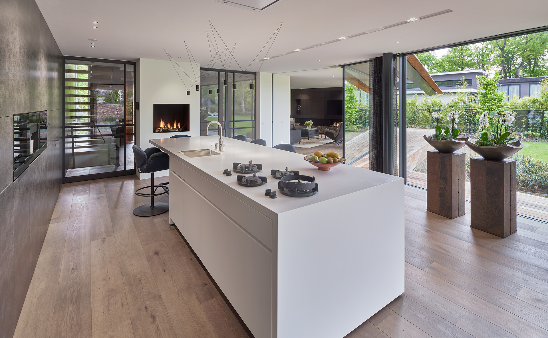 Individuelle Inneneinrichtung der Villa mit offener Küche für ein luxuriöses Erscheinungsbild