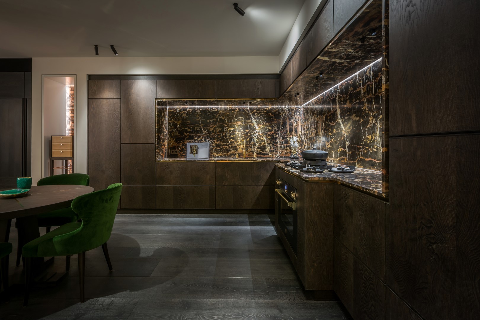 Luxury modern marble kitchen design and realization by WSB Shopfitting
