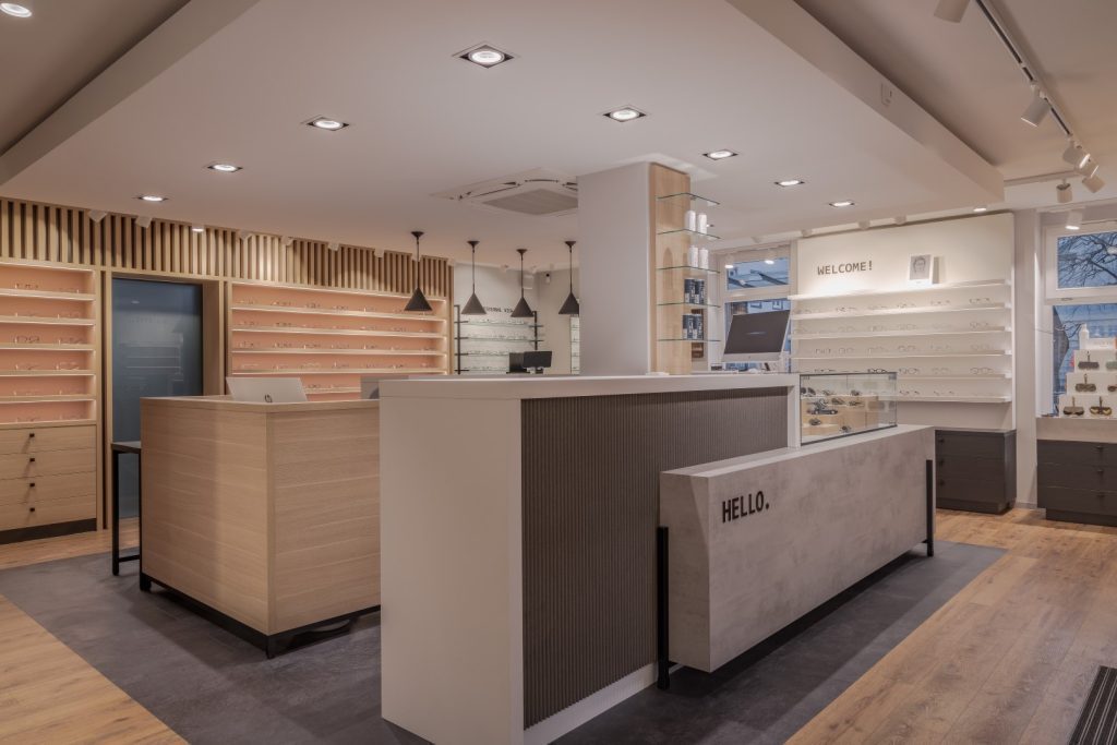 Agencement de magasin scandinave pour Schürmans Optik