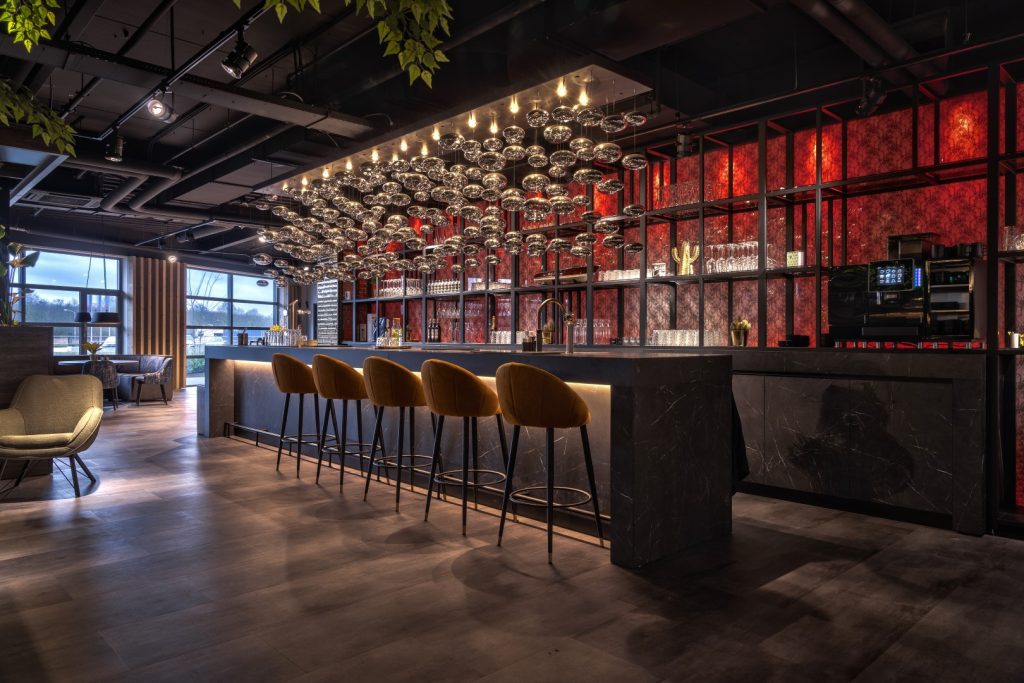Showroominrichting Knipidee verlichte bar
