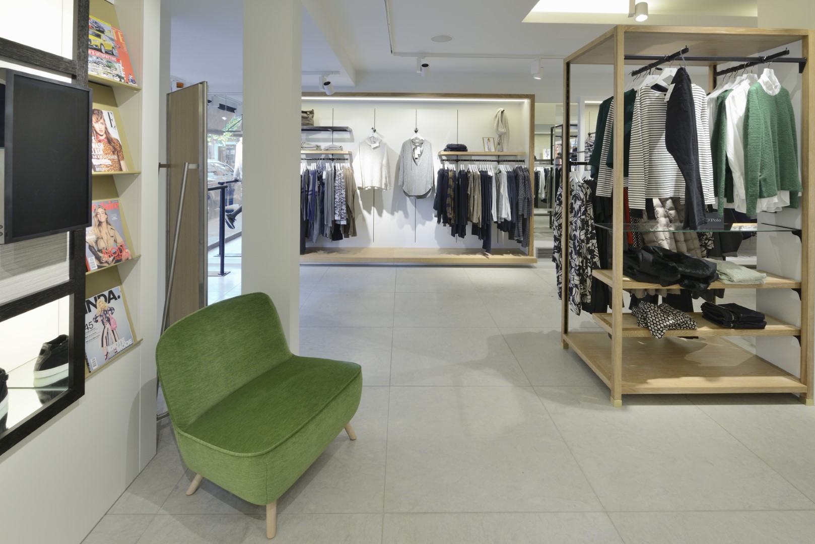 Interior design for fashion store Anna van Toor by WSB Shopfitting