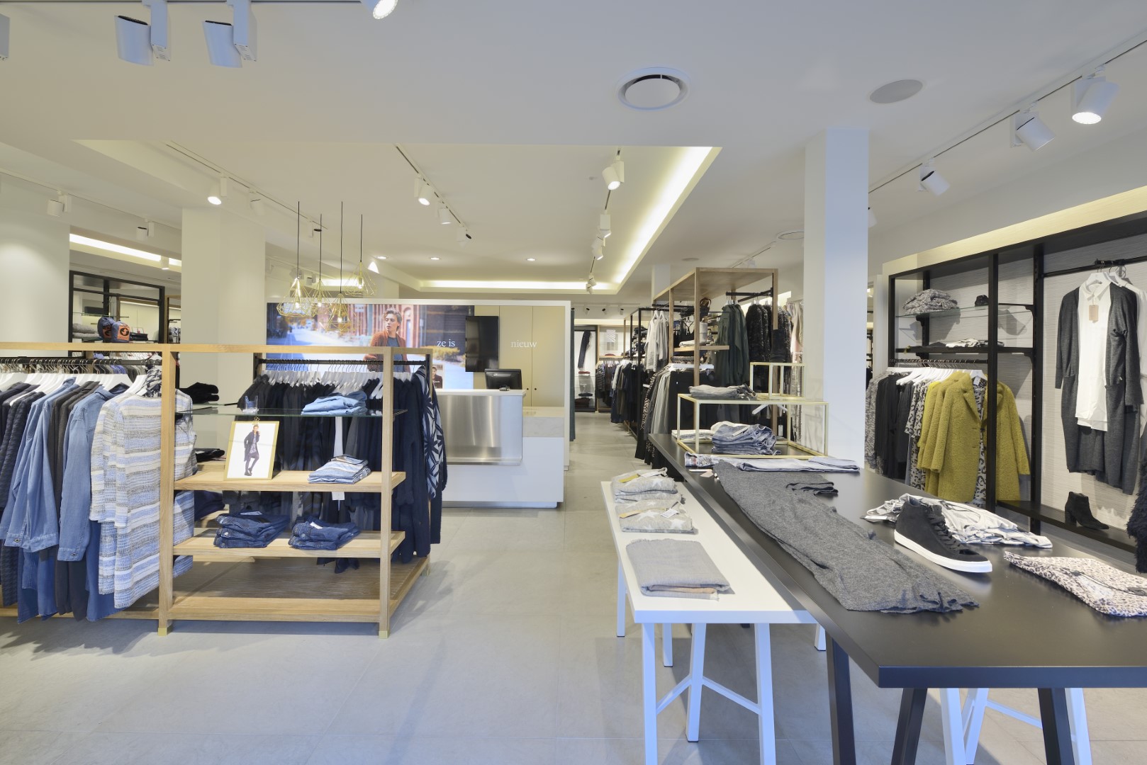 Modern store design by WSB Shopfitting