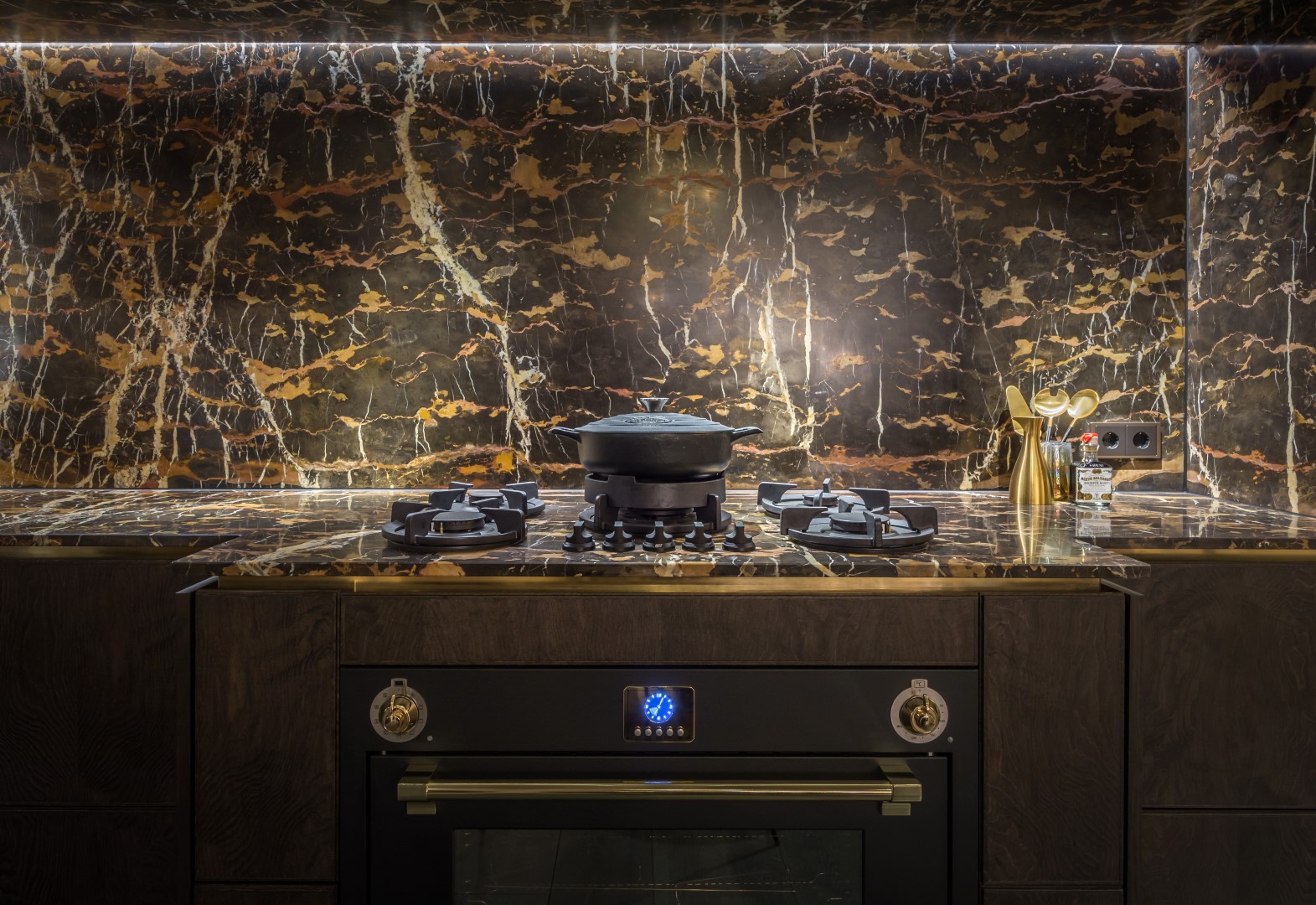 Küchendesign mit Rückwand aus Naturstein und Kochelementen von Pitt Cooking und Steel Ascot.