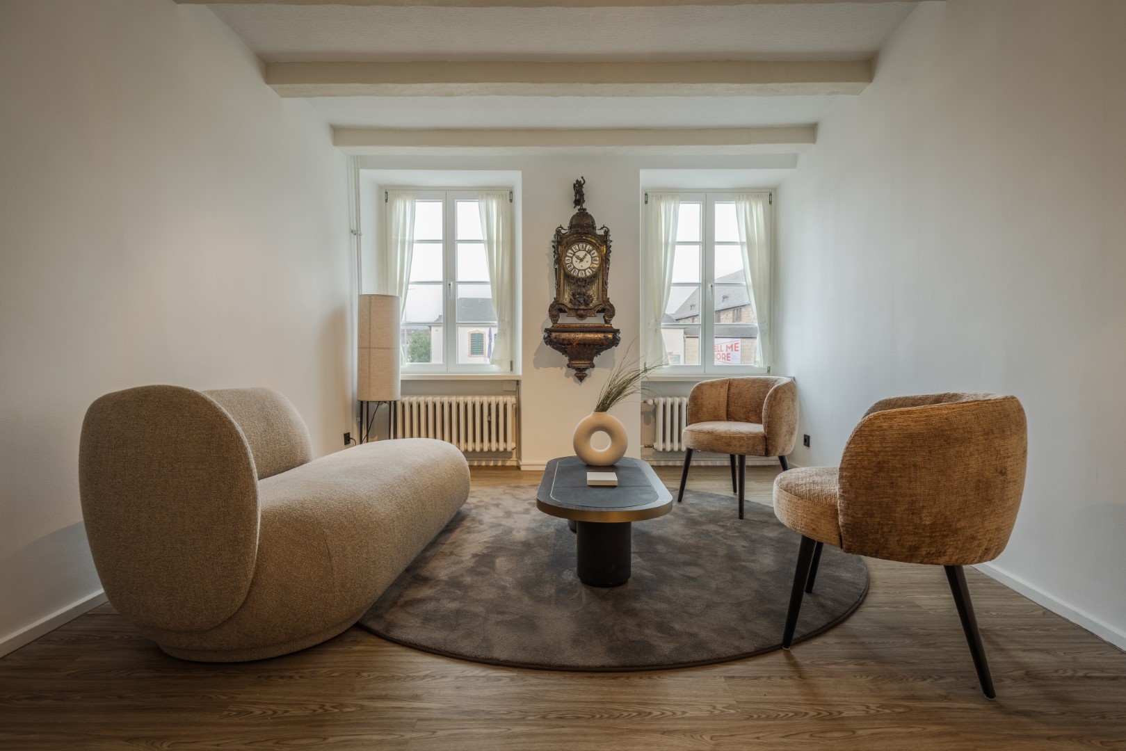 Lounge-Verkaufsbereich mit passenden Möbeln und eleganten Ladendesign