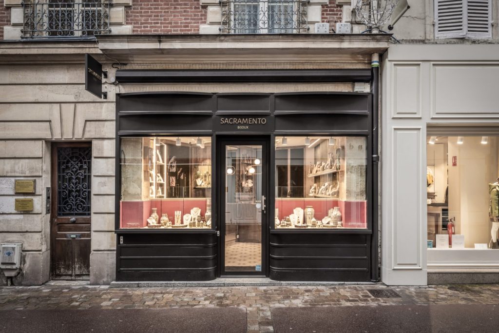 Vue de la devanture du magasin Sacramento à Paris design de bijouterie