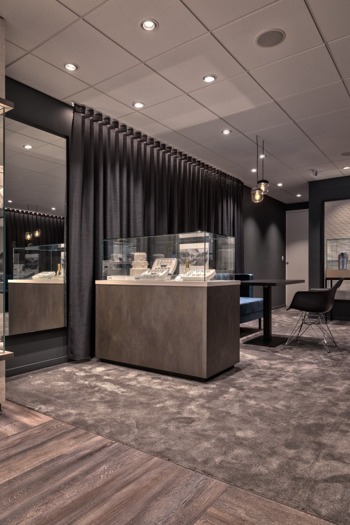 Freestanding performance in jewelry store with lighting.
