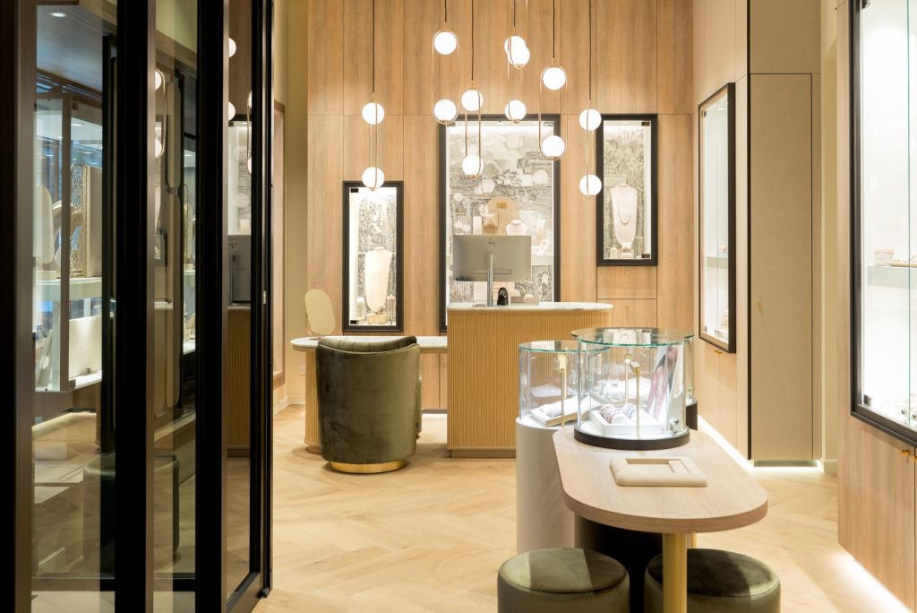 Elegantes Interieur des Juweliergeschäfts Claret in Bastia, Korsika