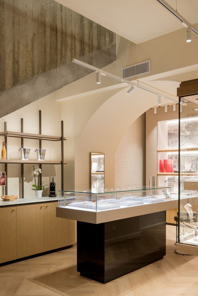 Helle Sand- und Holztöne im Inneren des Juweliergeschäfts Claret