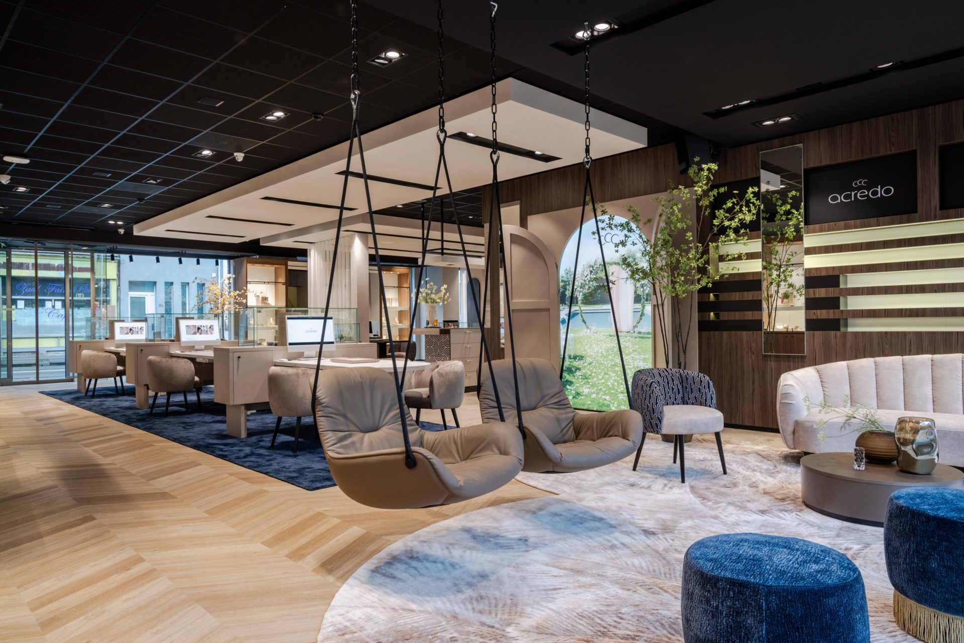 Suite à la rénovation, De Bruyloft offre un intérieur clair et spacieux, avec des coins salon, des espaces intimistes et une vue dégagée sur le jardin.