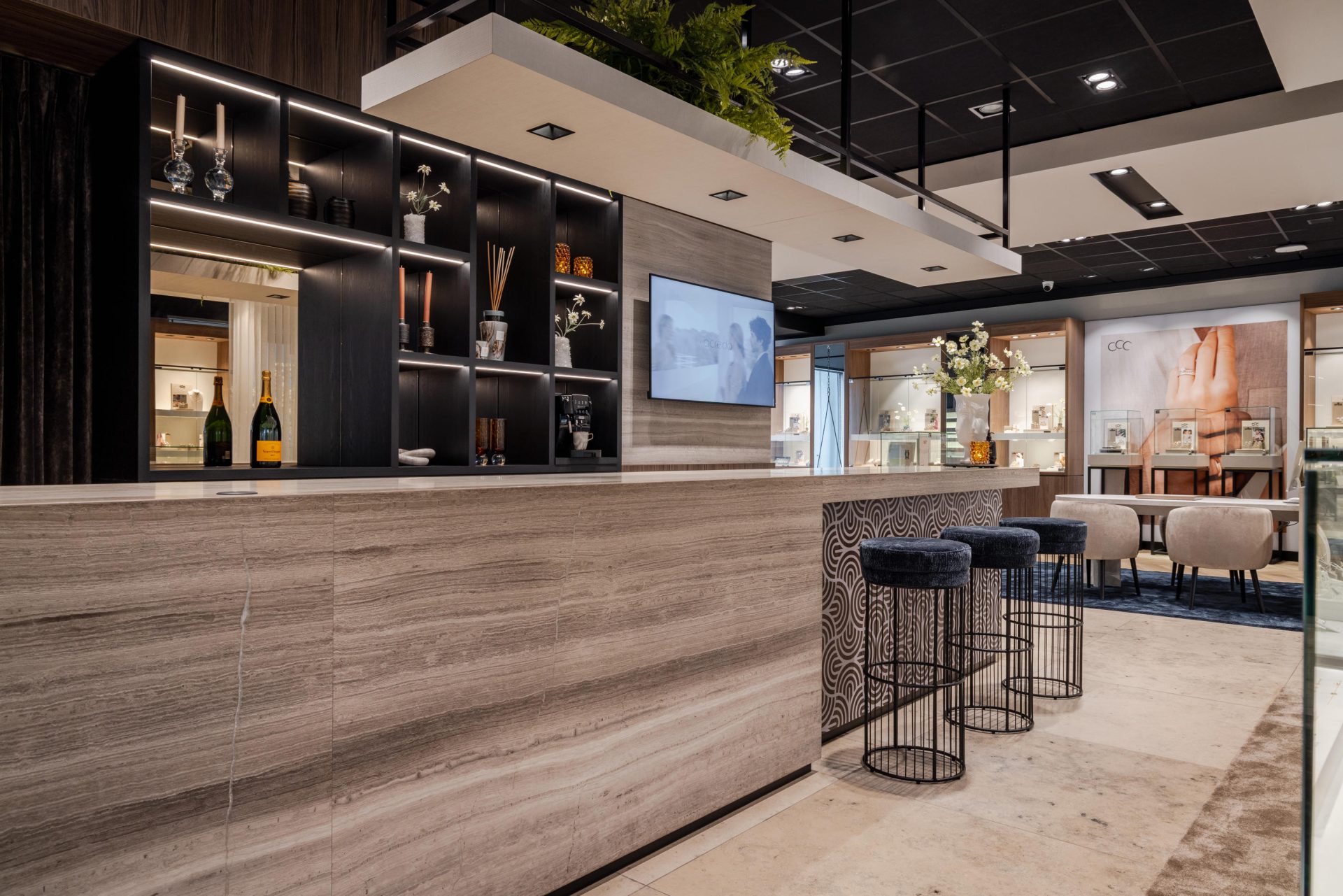 Comptoir dans la bijouterie au design épuré et à la finition luxueuse après la rénovation de la boutique par WSB Design