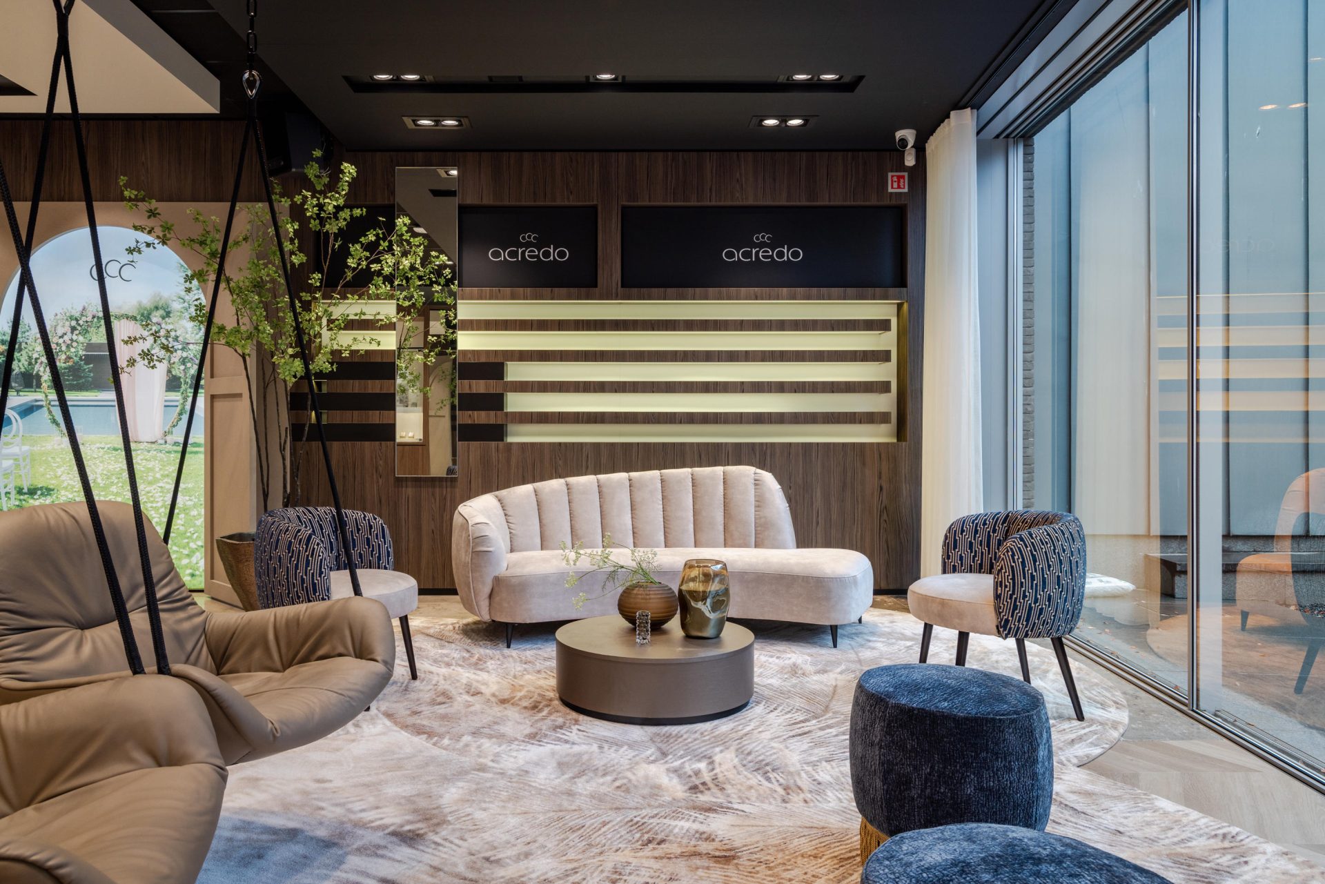 Suite à la rénovation de la boutique De Bruyloft, un coin salon élégant et confortable a été créé, avec des fauteuils design et une ambiance luxueuse.