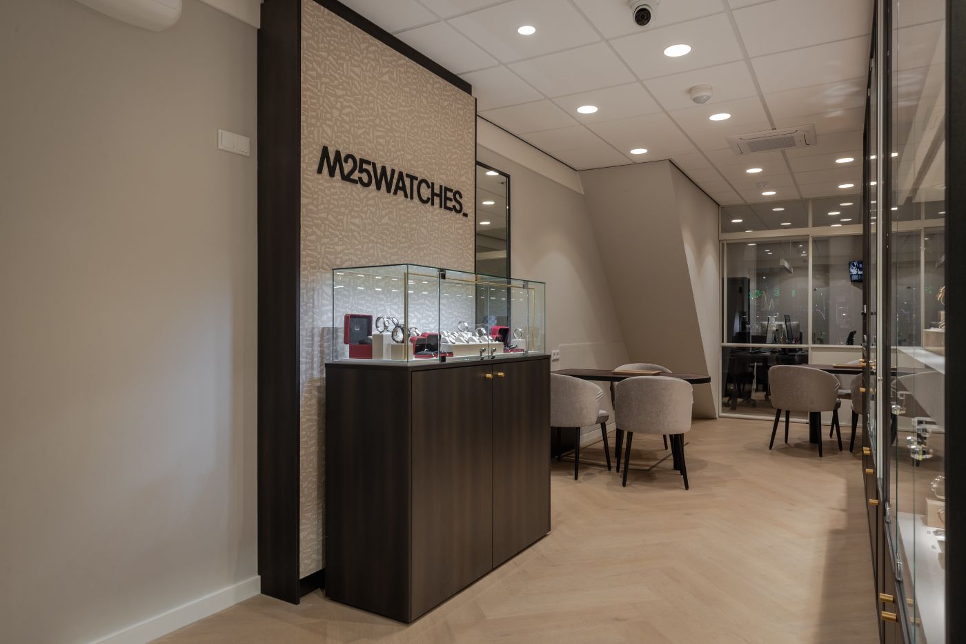 Boutique-Interieurdesign Präsentation von Uhren im Schaukasten von M25 Watches, mit eleganter und luxuriöser Präsentation