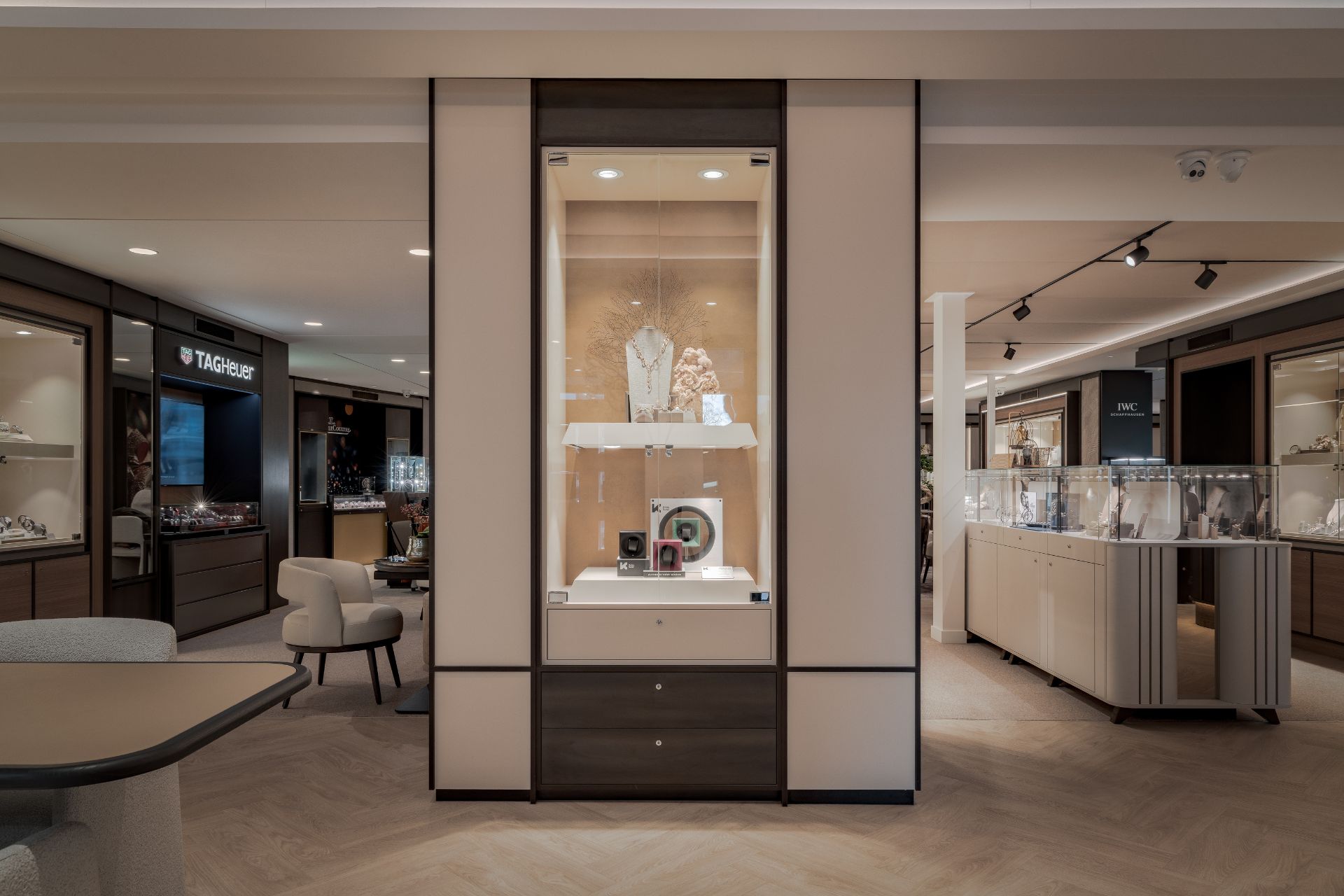 Maatwerk interieurbouw voor juwelierszaak met verlichte glasvitrines