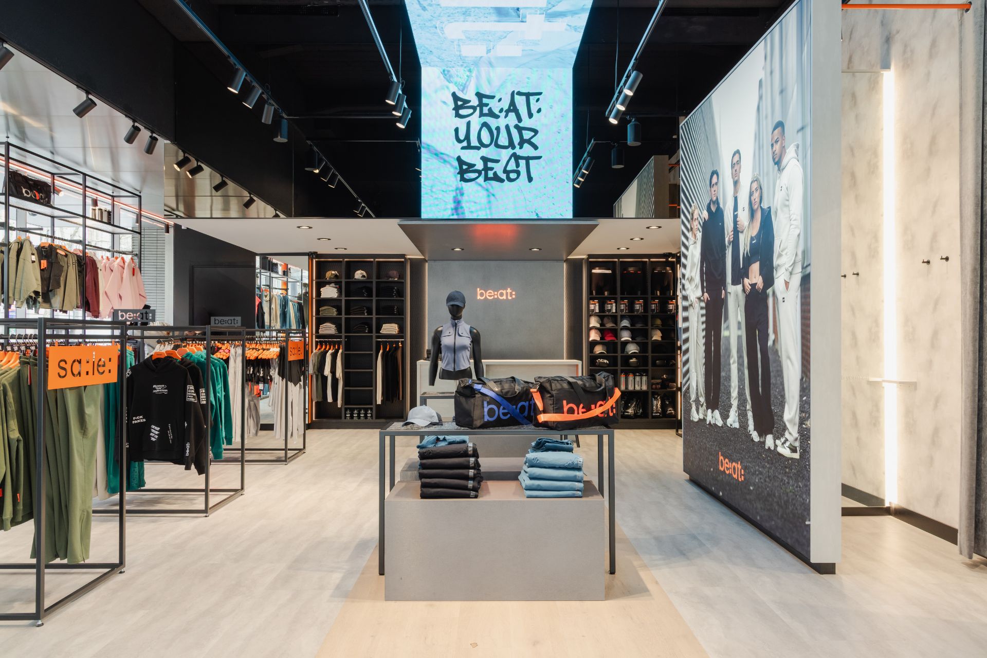 Aménagement moderne d’un magasin de sport avec des matériaux haut de gamme pour le concept store BE:AT.