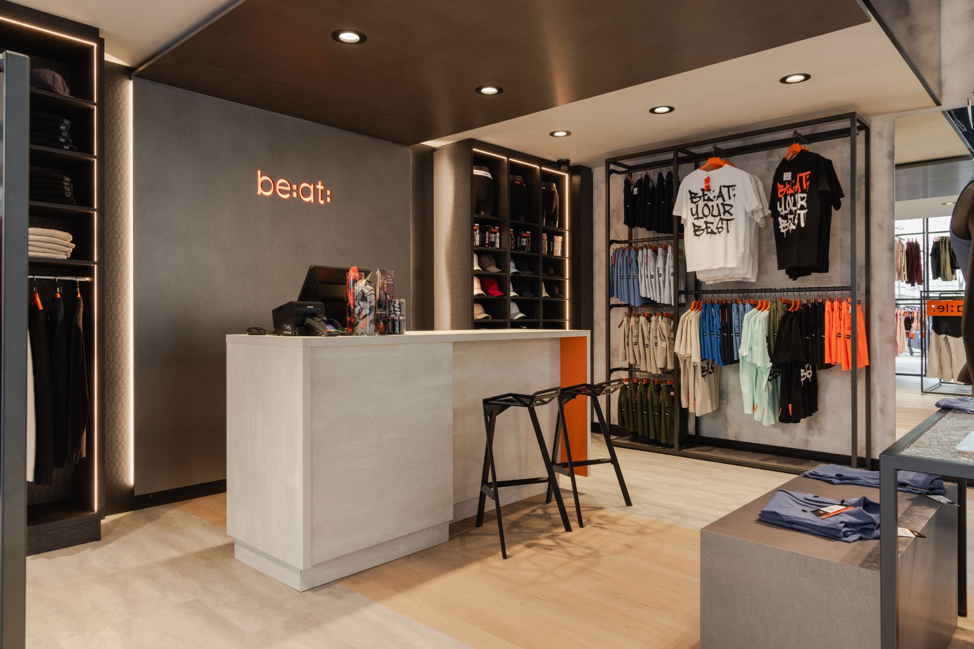 Comptoir sur mesure pour le magasin de sport réalisé par un aménageur intérieur haut de gamme.