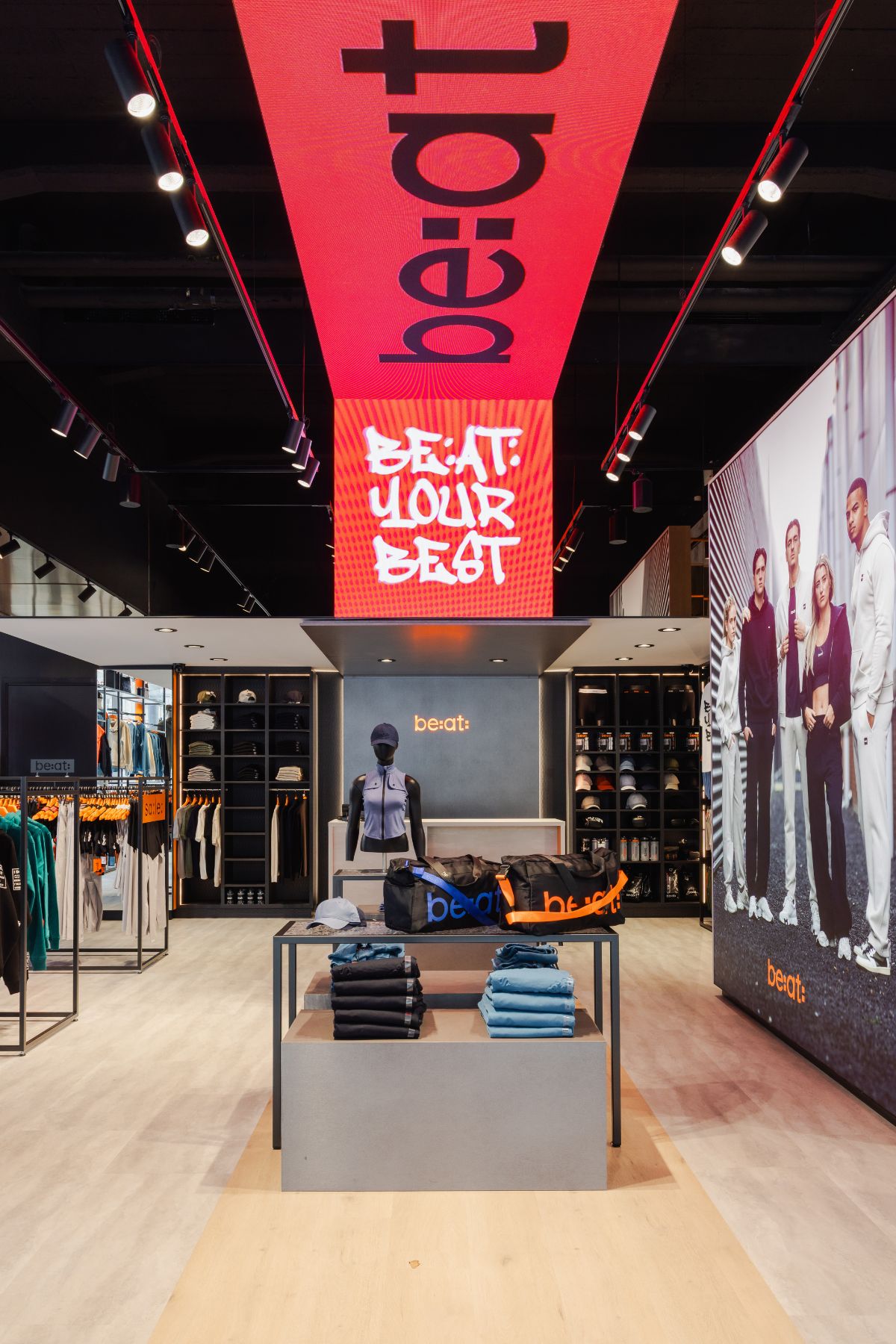 Grands écrans dans l’aménagement du magasin de sport pour l’expérience de marque et le storytelling.