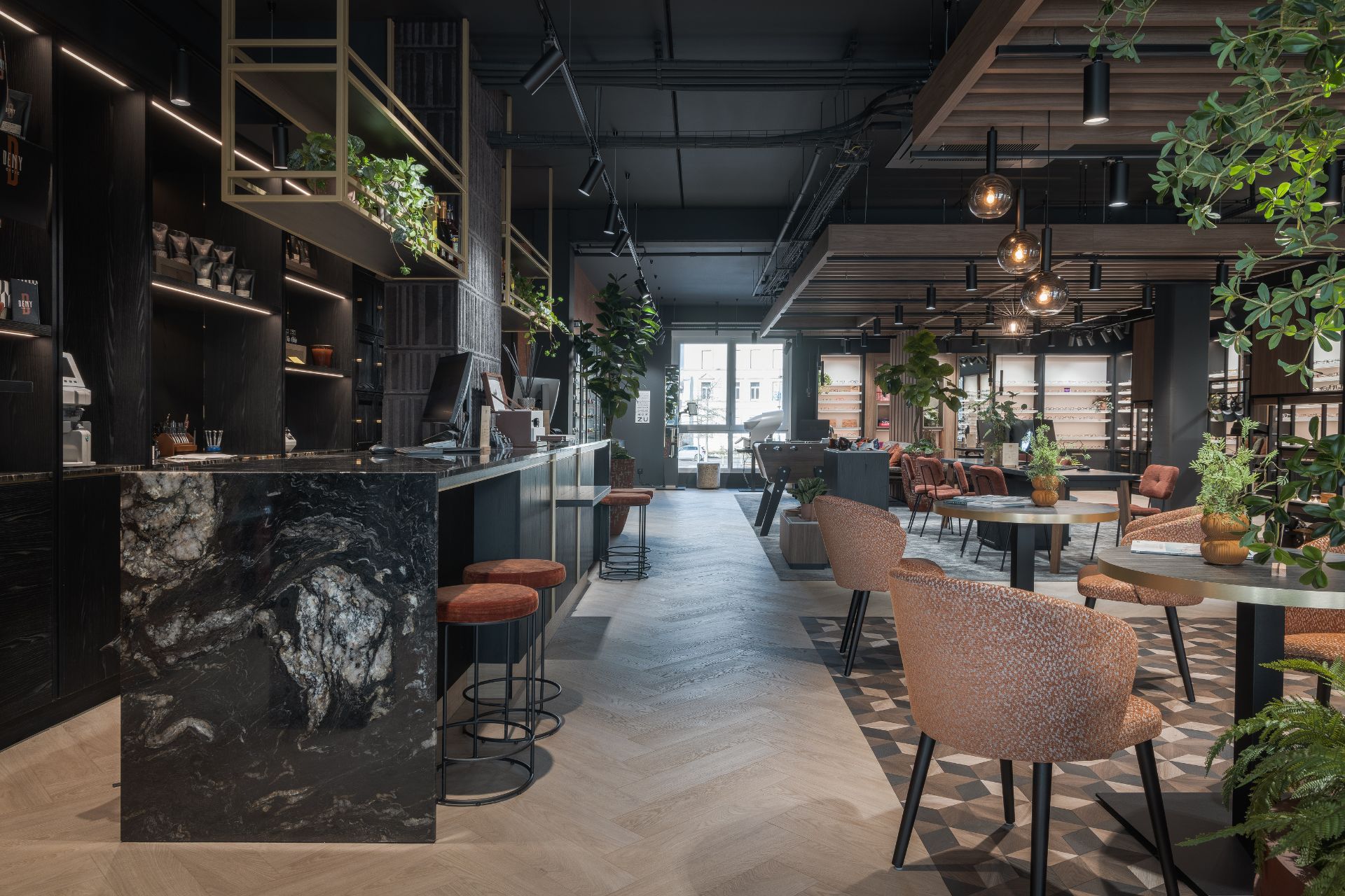 Interieur en beleving van Deny Optic optiekzaak in Frankrijk
