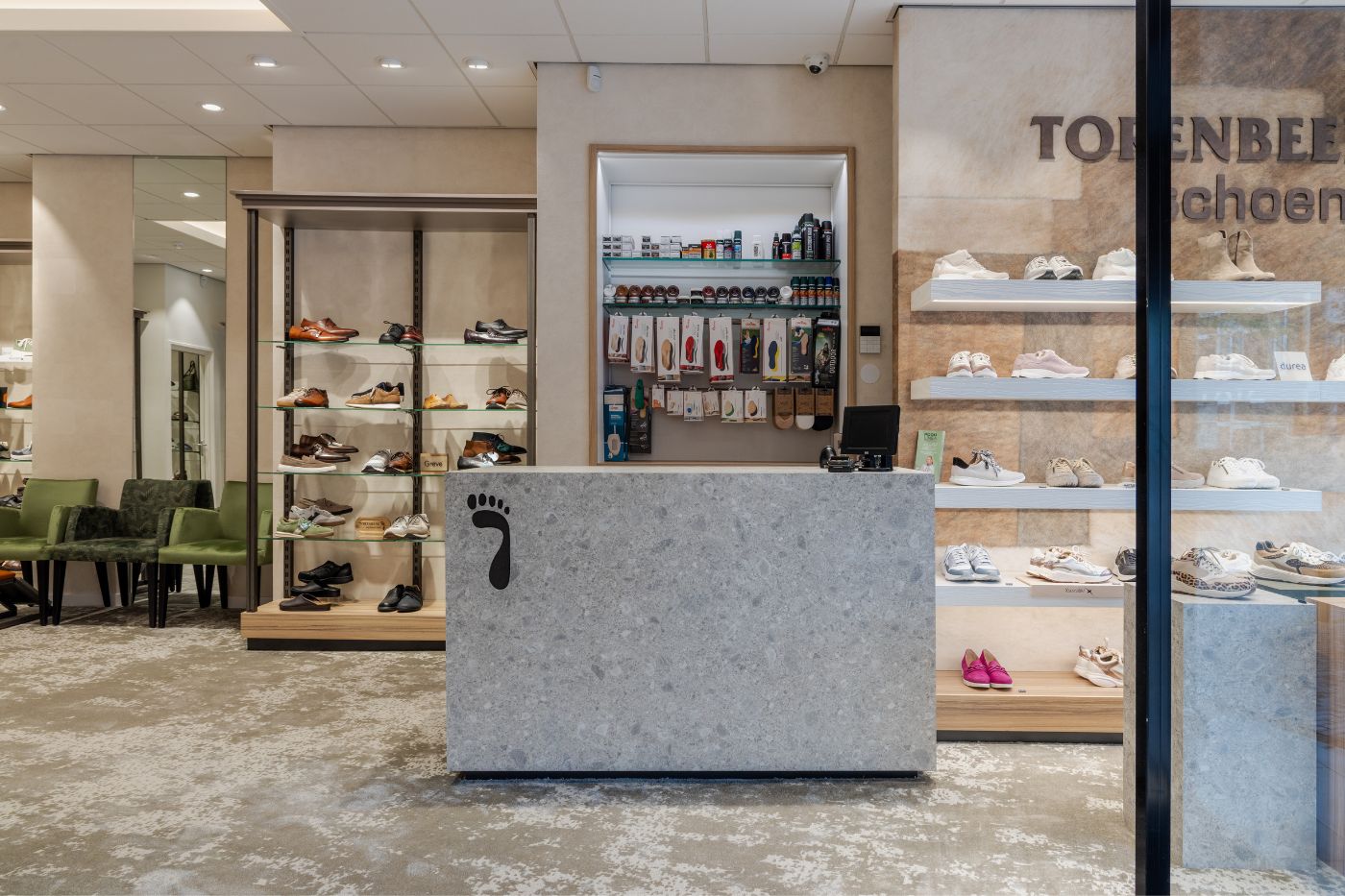 Maßgefertigte Theke und Ladeneinrichtung für das Schuhgeschäft Torenbeek Schuhe in Groningen