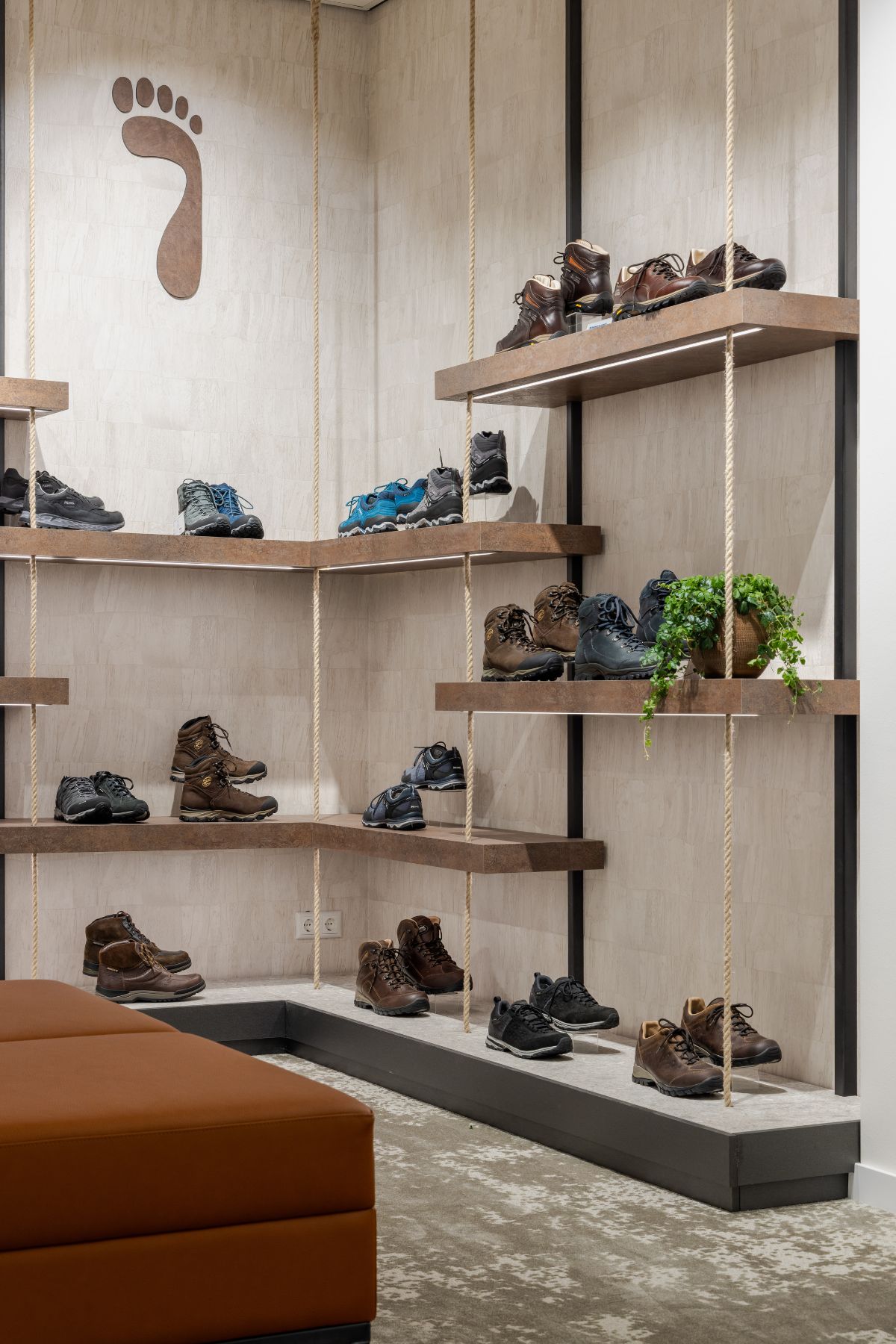Schuhgeschäft in Groningen mit erneuertem Interieur, realisiert von WSB Interieurbouw