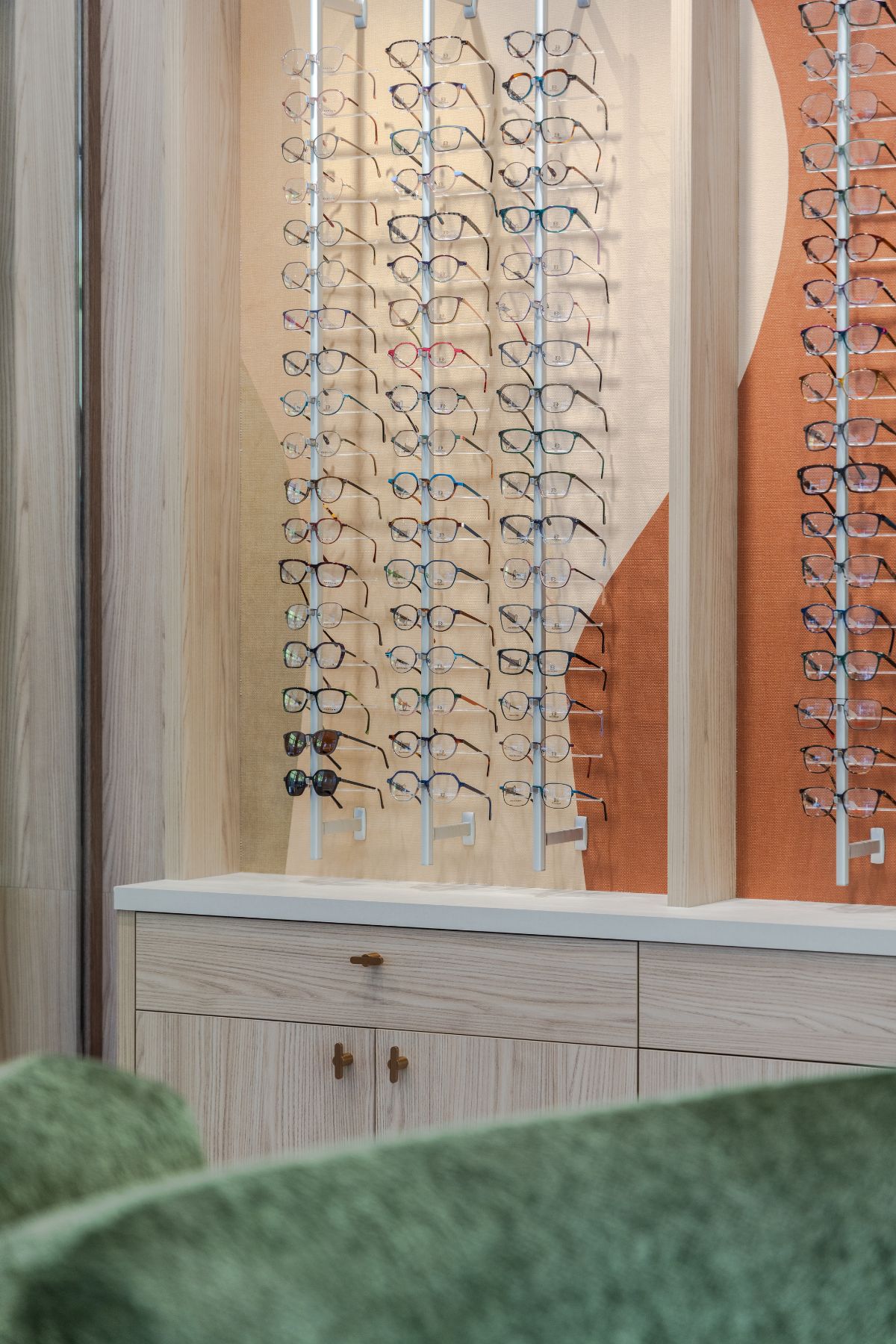 Wandpresentatie voor optiekwinkel in Kortenhoef gerealiseerd door WSB Design