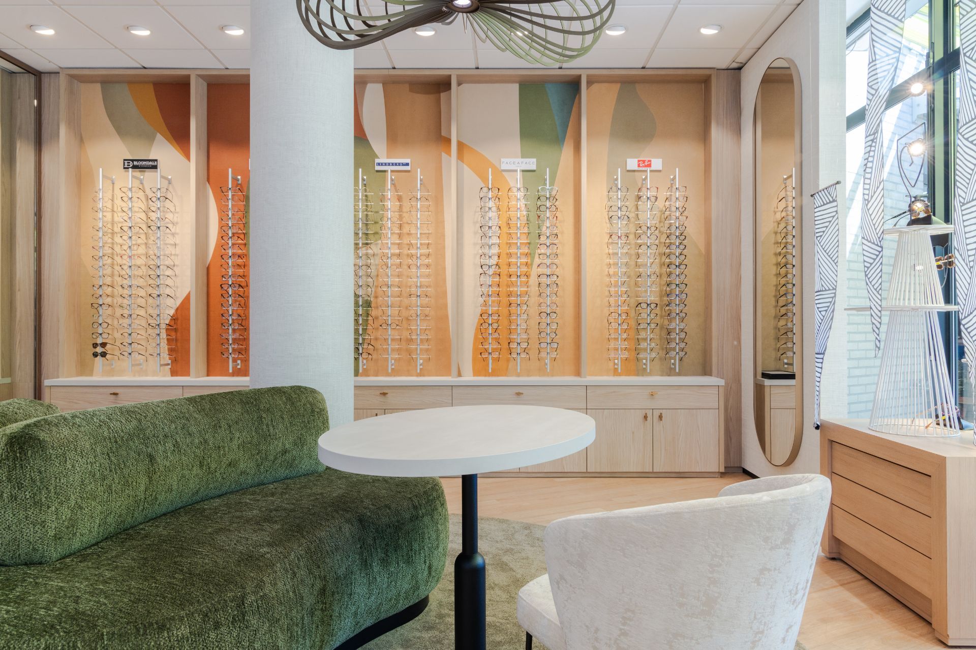 Verkoophoek met organische meubels voor een moderne uitstraling van het interieur, gerealiseerd door WSB Design voor een optiekwinkel in Kortenhoef