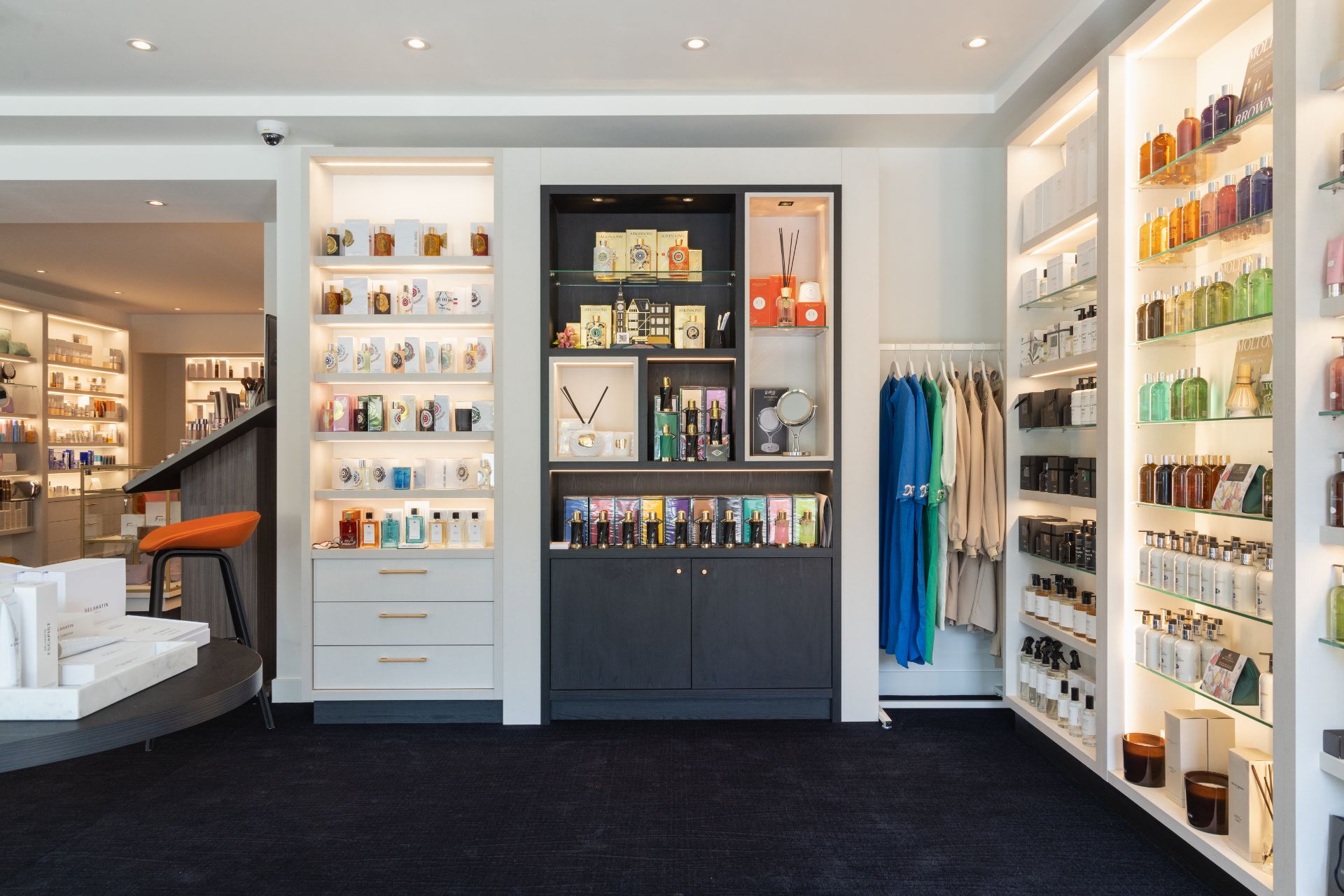 Modern interieur voor Beauty Boutique & Salon By John in Blaricum