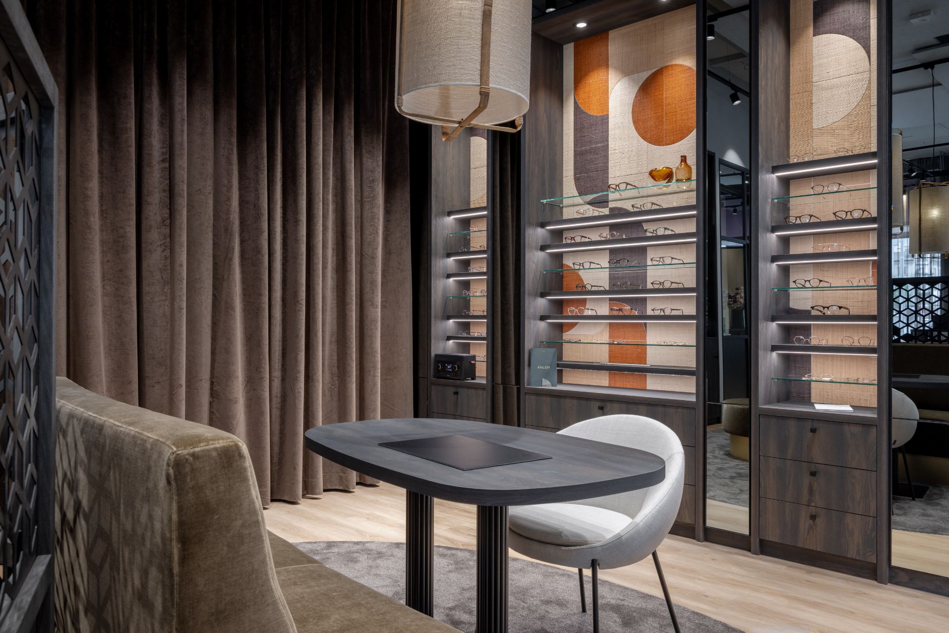 Maatwerk wandpresentaties voor optiekwinkel Leica in Zurich