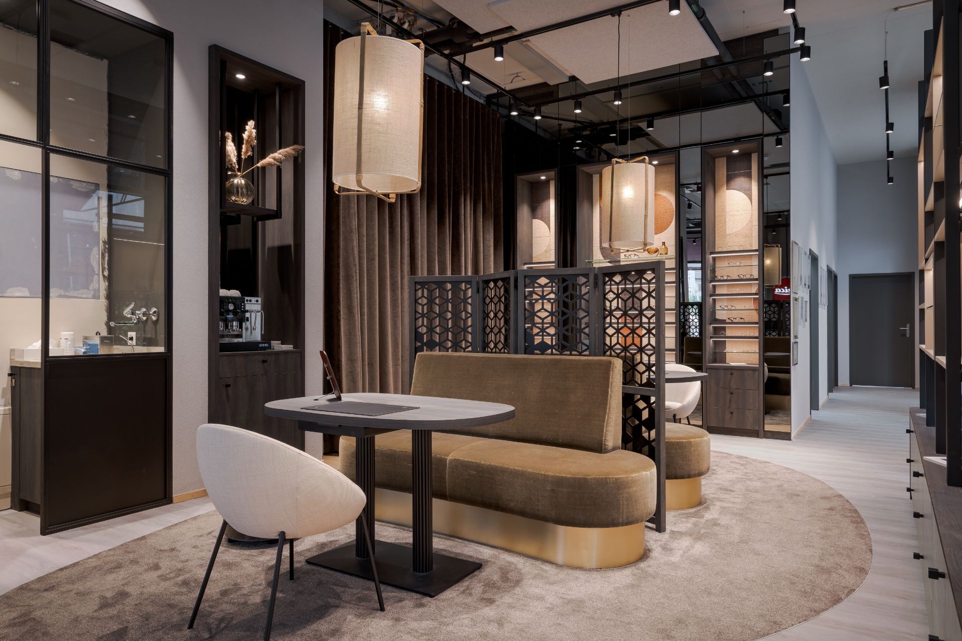 Espace de conseil avec table sur mesure et meubles de présentation personnalisés pour lunettes