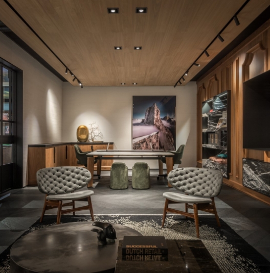 Interieur met houten maatwerk en zitmeubels