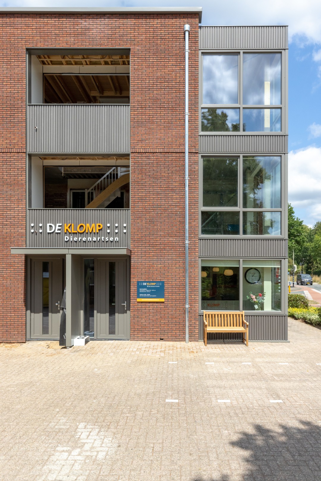 Warmes Interieur der Tierarztpraxis De Klomp in Ede von WSB Design