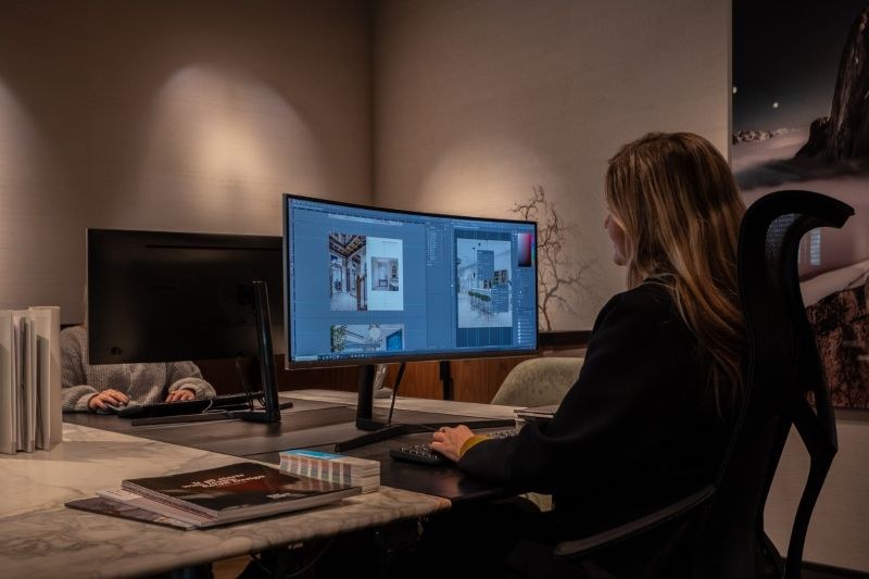 Medewerker van WSB werkt aan een interieurontwerp