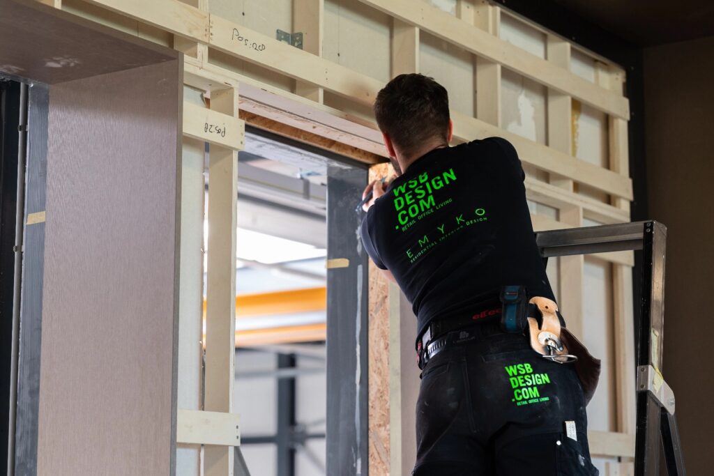 Meubelmaker van WSB monteert een maatwerkinterieur