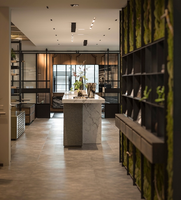 Interieur met natuurstenen presentatieblok en glazen scheidingswanden